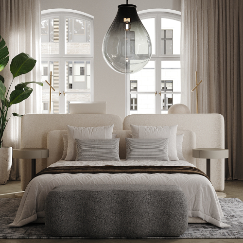Svetlá moderná spálňa s čalúnenou posteľou, veľkými oknami a neutrálnymi tónmi.