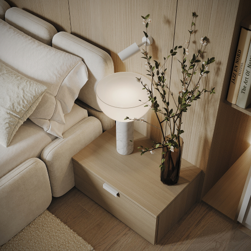 Svetlá moderná spálňa s čalúnenou posteľou, dreveným obkladom za čelom, zabudovanými skriňami, minimalistickými nočnými stolíkmi, dekoratívnym osvetlením a jemnou neutrálnou paletou v prírodnom štýle.