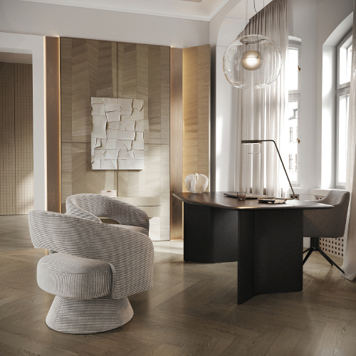 Moderný luxusný office s dizajnovým stolom, mäkkými lounge kreslami, drevenými panelmi, neutrálnymi farbami a veľkými oknami s prirodzeným svetlom.